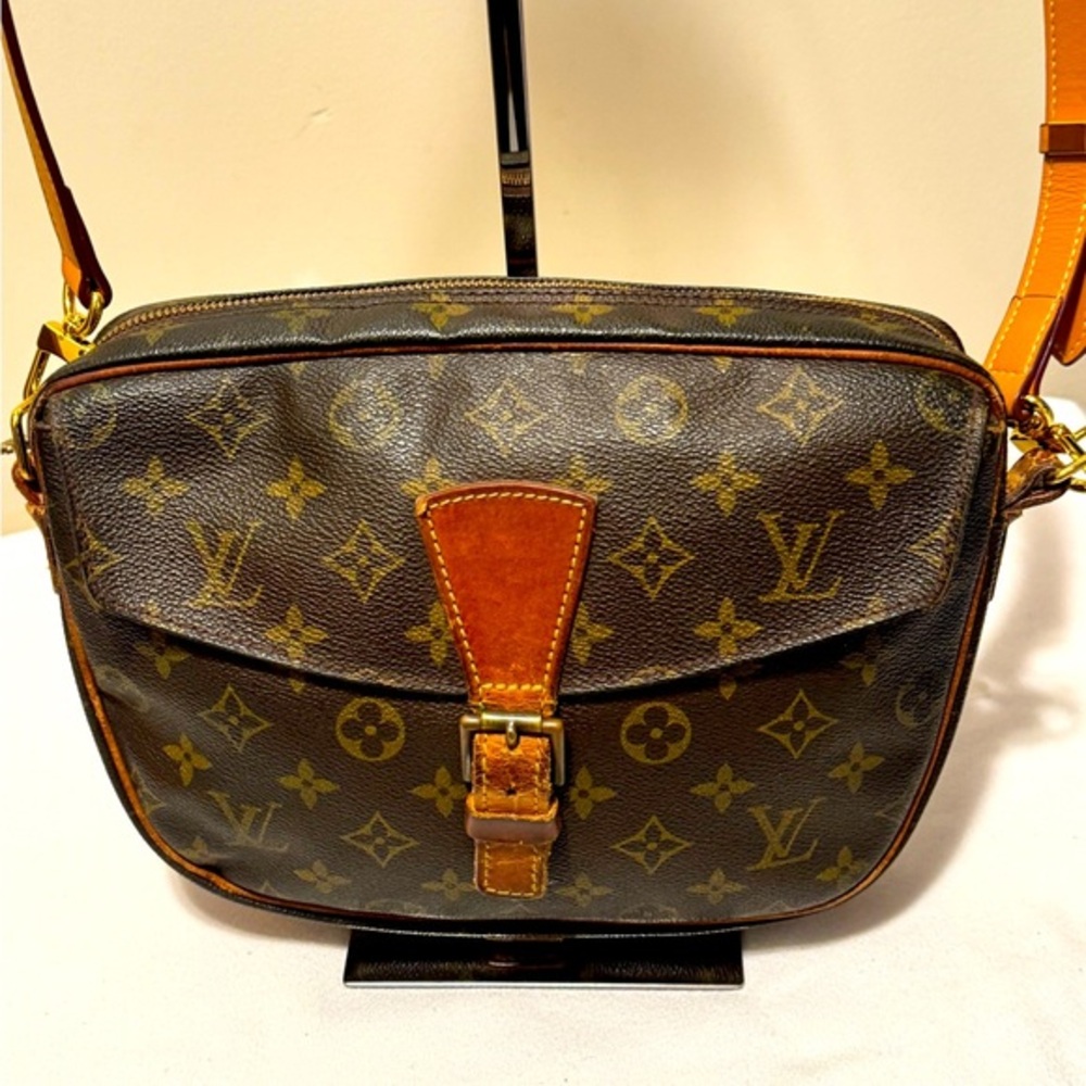 LV MONO CROSSBODY IN GOOD CONDITION used but lovely bag